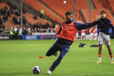 Blackpool 'dan Gary Madine # 14. Maç öncesi ısınma maçı sırasında Blackpool - Middlesbrough maçı, Bloomfield Road, Blackpool, İngiltere, 8 Kasım 202