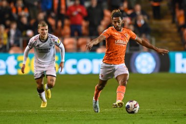 Blackpool 'dan Dominic Thompson 8 Kasım 202' de Bloomfield Road, Blackpool 'da oynanan Blackpool-Middlesbrough maçında topa vuruyor.