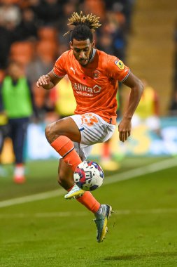 Blackpool 'un 23 numaralı oyuncusu Dominic Thompson 8 Kasım 202' de Bloomfield Road, Blackpool 'da oynanan Blackpool-Middlesbrough maçında topu kontrol ediyor.