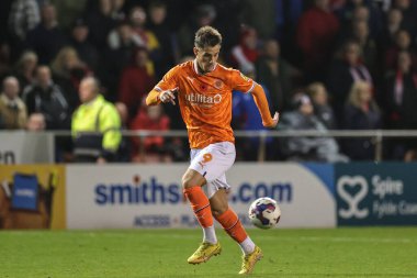 Blackpool 'dan Jerry Yates 8 Kasım 202' de Bloomfield Road, Blackpool 'da oynanan Blackpool-Middlesbrough maçında topu aldı.