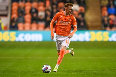 Blackpool 'dan 16 numaralı Sonny Carey, 8 Kasım 202' de Bloomfield Road, Blackpool 'da oynanan Blackpool-Middlesbrough maçında topa vuruyor.