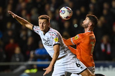 Blackpool 'dan Gary Madine # 14 ve Middlesbrough' dan Dael Fry # 6 Sky Bet Şampiyonası maçında Blackpool Middlesbrough 'a karşı Bloomfield Road, Blackpool, İngiltere, 8 Kasım 202