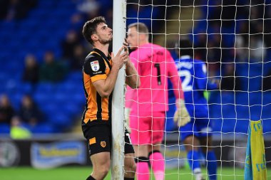 Hull City 'den Ryan Longman, 8 Kasım 202' de Cardiff City, Cardiff City Stadyumu 'nda oynanan Sky Bet Şampiyonası maçında kafası açılınca tepki gösterdi.