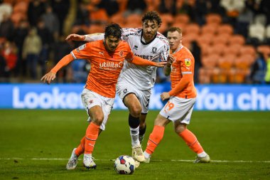 Middlesbrough 'dan Matt Crooks # 25 ve Kenny Dougall # 12 numaralı Blackpool # 12 numaralı Blackpool Şampiyonası maçında Blackpool Middlesbrough' a karşı Bloomfield Road, Blackpool, İngiltere, 8 Kasım 202