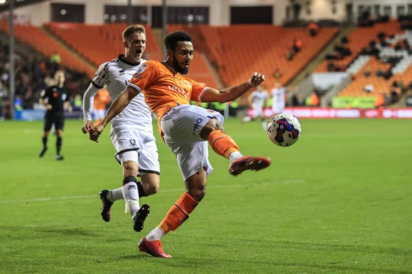 Blackpool 'dan 27 numaralı Grant Ward, 8 Kasım 202' de Bloomfield Road, Blackpool 'da oynanan Blackpool-Middlesbrough maçında topu temizliyor.