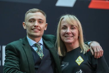 Sunny Edwards, 9 Kasım 202 'de Meadowhall, Sheffield, İngiltere' de düzenlenen Sunny Edwards - Felix Alvarado davasında Lisa Whiteside ile fotoğraf çekimi için poz veriyor.