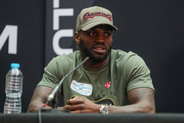 Ishmael Davis, 9 Kasım 202 'de Meadowhall, Sheffield, İngiltere' de Sunny Edwards 'a karşı Felix Alvarado davasında basın toplantısı düzenledi.