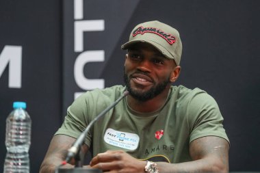 Ishmael Davis, 9 Kasım 202 'de Meadowhall, Sheffield, İngiltere' de Sunny Edwards 'a karşı Felix Alvarado davasında basın toplantısı düzenledi.