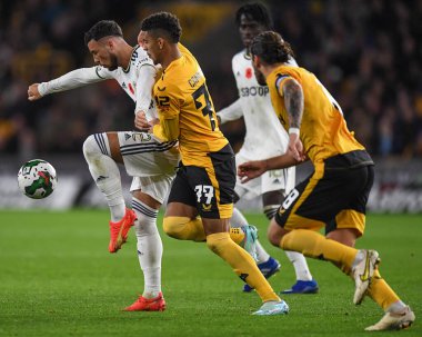 Leeds United 'dan Sam Greenwood # 42 Carabao Cup maçında Wolverhampton Wanderers - Leeds United maçında Wolineux, Wolverhampton, Birleşik Krallık' ta Wolverhampton # 77 Wolverhampton Wanderers 'ın baskısı altında 9 Kasım 202