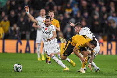 Wolverhampton Wanderers 'dan Rubn Neves # 8 Leeds United' tan Joe Gelhardt # 30 ve Leeds United 'tan Jack Harrison # 11 Carabao Cup maçında Wolverhampton Wanderers - Leeds United, Molineux, Wolverhampton, İngiltere