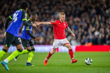 Nottingham Ormanı 'ndan Lewis O' Brien 9 Kasım 202 'de Nottingham, İngiltere' nin Nottingham şehrinde oynanan Carabao Kupası üçüncü tur karşılaşmasında orta saha dövüşünde Nottingham Ormanı Tottenham Hotspur 'a karşı.