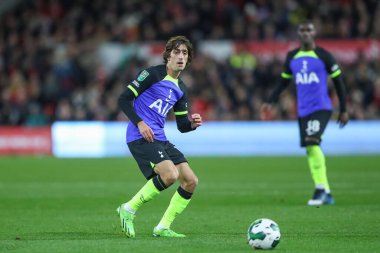 Tottenham Hotspur 'dan Bryan Gil, 9 Kasım 202' de Nottingham Forest 'a karşı Tottenham Hotspur' da oynanan Carabao Kupası üçüncü tur karşılaşmasında pas veriyor.