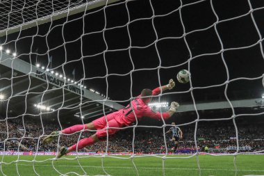 Newcastle United 'dan 7 numaralı Joelinton, 9 Kasım 202' de, Newcastle Park, İngiltere 'de oynanan Carabao Kupası üçüncü tur karşılaşmasında Kristal Saray' da Sam Johnstone 'dan 21 numaralı penaltıyı aldı.