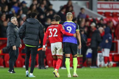 Nottingham Ormanı 'ndan Renan Lodi # 32 ve Richarlison # 9 Tottenham Hotspur Carabao Kupası üçüncü tur karşılaşması Nottingham Ormanı Tottenham Hotspur' a karşı 9 Kasım 'da Nottingham, İngiltere 