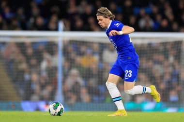 Chelsea takımının 23 numarası Conor Gallagher, 9 Kasım 202 tarihinde Etihad Stadyumu 'nda oynanan Carabao Kupası üçüncü tur karşılaşmasında topla koşuyor.