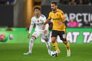 Wolverhampton Wanderers 'dan Jonny # 19 Carabao Cup maçında Leeds United' tan Mateo Fernnndez # 49 'un baskısı altında Wolverhampton Wanderers - Leeds United - Molineux, Wolverhampton, İngiltere, 9 Kasım 2022