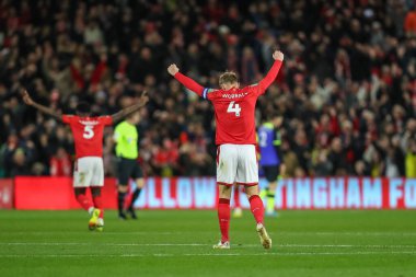 Nottingham Ormanı 'ndan Joe Worrall, 9 Kasım 202' de Nottingham, İngiltere 'nin başkenti Nottingham' da oynanan Carabao Kupası üçüncü tur karşılaşmasında golü 1-0 atmayı kutluyor.