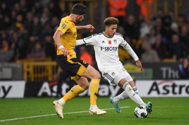 Leeds United 'dan 49 numaralı Mateo Fernnndez, 9 Kasım 2022' de Wolverhampton Wanderers - Leeds United maçında Wolverhampton Wanderers maçında Max Kilman # 23 'ü yendi.