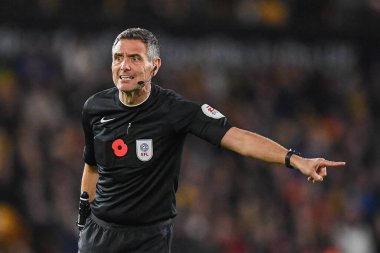 Andre Marriner, Carabao Kupası maçında hakem Wolverhampton Wanderers, Leeds United 'a karşı Molineux, Wolverhampton, İngiltere, 9 Kasım 202