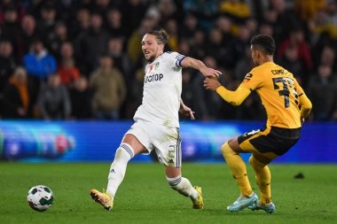 Leeds United 'dan Luke Ayling, Wolverhampton Wandersers' ın 9 Kasım 202 'de Molineux, Wolverhampton' da Leeds United 'a karşı oynadığı Carabao Kupası maçında Wolverhampton Wandersers' dan 77 numaralı Chem Campbell 'ı aldı.
