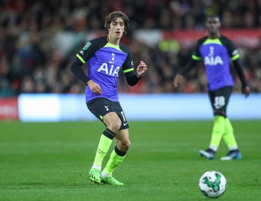 Tottenham Hotspur 'dan Bryan Gil, 9 Kasım 202' de Nottingham Forest 'a karşı Tottenham Hotspur' da oynanan Carabao Kupası üçüncü tur karşılaşmasında pas veriyor.