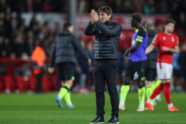 Tottenham Hotspur 'un Antonio Conte teknik direktörü, 9 Kasım 202' de Nottingham Forest ile Tottenham Hotspur arasında oynanan Carabao Kupası üçüncü tur karşılaşması sonrasında gezgin taraftarları alkışlıyor.