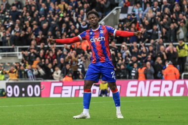 Kristal Saray 'ın 23 numaralı oyuncusu Malcolm Ebiowei, Newcastle United takımının 9 Kasım 202' de St.James 's Park, Newcastle' da oynanan Carabao Kupası 3. Raundda penaltısını kurtardı.
