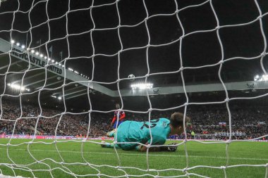 Newcastle United 'ın 22 numaralı Nick Pope, Newcastle United' ın St.James 's Park, Newcastle, İngiltere' deki Crystal Palace 'a karşı oynadığı üçüncü tur Carabao Kupası karşılaşmasında Newcastle' ı bir sonraki tura taşımak için Crystal Palace 'ın 23 numaralı kristal sarayından Malcolm Ebiowei' yi kurtardı.