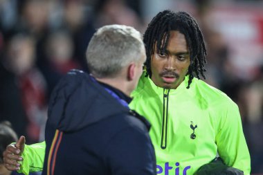 Nottingham Forest ve Djed Spence 'in Steve Cooper teknik direktörü # 24 of Tottenham Hotspur Carabao Cup üçüncü tur karşılaşması öncesinde kucaklaşır Nottingham Forest Tottenham Hotspur' a karşı City Ground, Nottingham, İngiltere, 9 Kasım 202