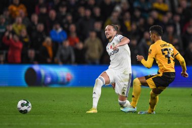 Leeds United 'dan Luke Ayling, Wolverhampton Wandersers' ın 9 Kasım 202 'de Molineux, Wolverhampton' da Leeds United 'a karşı oynadığı Carabao Kupası maçında Wolverhampton Wandersers' dan 77 numaralı Chem Campbell 'ı aldı.