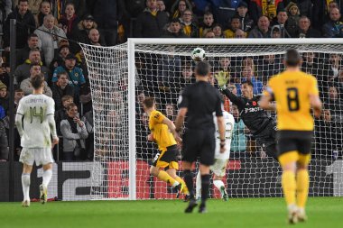 Leeds United 'ın 22 numarası Joel Robles, 9 Kasım 202' de Wolverhampton Wanderers - Leeds United maçında Wolverhampton Wanderers maçında Connor Ronan 'dan kurtarıyor.