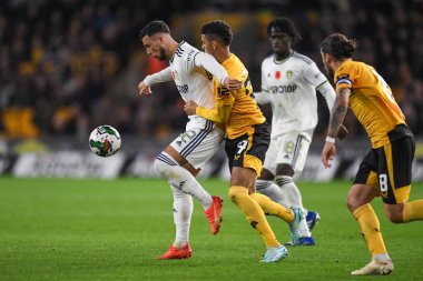 Leeds United 'dan Sam Greenwood # 42 Carabao Cup maçında Wolverhampton Wanderers - Leeds United maçında Wolineux, Wolverhampton, Birleşik Krallık' ta Wolverhampton # 77 Wolverhampton Wanderers 'ın baskısı altında 9 Kasım 202