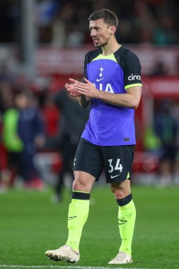 Tottenham Hotspur 'dan 34 numaralı Clment Lenglet, 9 Kasım 2022' de Nottingham City Ground, Nottingham 'da oynanan Carabao Kupası üçüncü tur karşılaşması sonrasında gezgin taraftarları alkışlıyor.