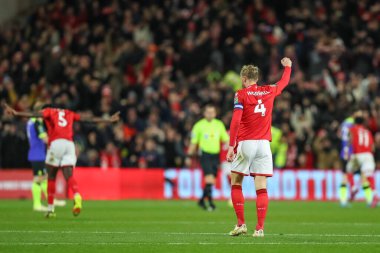 Nottingham Ormanı 'ndan Joe Worrall, 9 Kasım 202' de Nottingham, İngiltere 'nin başkenti Nottingham' da oynanan Carabao Kupası üçüncü tur karşılaşmasında golü 1-0 atmayı kutluyor.