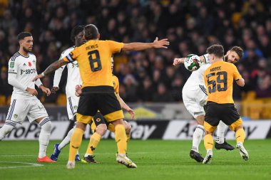 Wolverhampton Wanderers 'dan Joe Hodge # 59 numara Carabao Cup maçında Leeds United' ın 43 numarası Mateusz Klich 'e meydan okuyor Wolverhampton Wanderers, Leeds United' a karşı Molineux, Wolverhampton, İngiltere, 9 Kasım 202