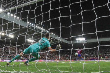 Newcastle United 'ın 22 numaralı Nick Pope, Newcastle United' ın St.James 's Park, Newcastle, İngiltere' deki Crystal Palace 'a karşı oynadığı üçüncü tur Carabao Kupası karşılaşmasında Newcastle' ı bir sonraki tura taşımak için Crystal Palace 'ın 23 numaralı kristal sarayından Malcolm Ebiowei' yi kurtardı.