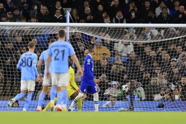 Chelsea 'den Edouard Mendy # 16 topu ancak Manchester City' den Riyad Mahrez 'in 26 numaralı serbest vuruşuyla, Carabao Kupası' nda Manchester City ile Manchester City 'nin Etihad Stadyumu' nda oynanan üçüncü tur karşılaşmasında City 'ye 1-0 berabere kalırken izleyebilir. 