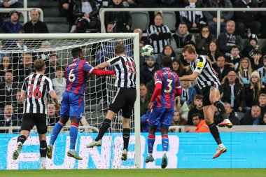 Newcastle United takımının 33 numaralı Dan Burn, 9 Kasım 202 'de St.James' s Park, Newcastle 'da oynanan Carabao Kupası üçüncü tur karşılaşmasında kurtarıldı.