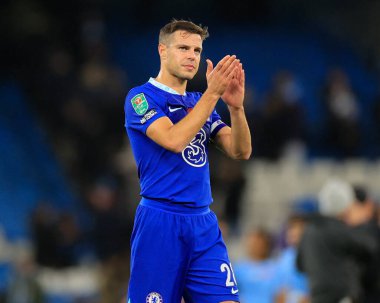 Chelsea 'li Cesar Azpilicueta, 9 Kasım 202 tarihinde Etihad Stadyumu' nda oynanan Carabao Kupası üçüncü tur karşılaşmasında taraftarları alkışlıyor.