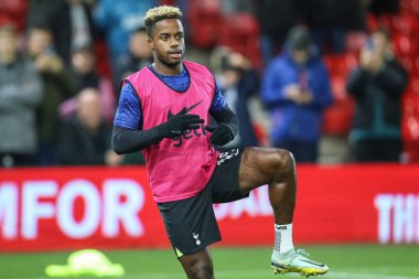 Tottenham Hotspur 'dan Ryan Sessegnon # 19 numara Carabao Kupası üçüncü tur karşılaşması öncesinde Nottingham Forest Tottenham Hotspur' a karşı 9 Kasım 202 'de Nottingham, İngiltere' de oynanan karşılaşmada ısındı.