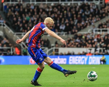 Kristal Saray 'dan 19 numaralı Will Hughes, 9 Kasım 202' de İngiltere, Newcastle 'daki St. James' s Park 'ta oynanan Carabao Kupası üçüncü tur karşılaşmasında kurtarıldı.