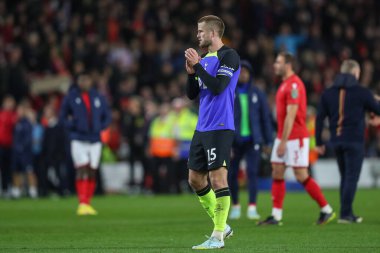 Tottenham Hotspur 'dan Eric Dier, 9 Kasım 202' de Nottingham Forest 'a karşı Tottenham Hotspur' da oynanan Carabao Kupası üçüncü tur karşılaşması sonrasında gezgin taraftarları alkışlıyor.