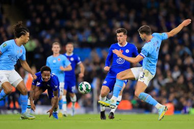 Manchester City 'den Ruben Dias 9 Kasım 202' de Etihad Stadyumu 'nda oynanan Carabao Kupası üçüncü tur karşılaşmasında Chelsea' nin Mason Mount # 19 'una karşı top kazandı.