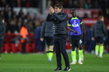 Tottenham Hotspur 'un Antonio Conte teknik direktörü, 9 Kasım 202' de Nottingham Forest ile Tottenham Hotspur arasında oynanan Carabao Kupası üçüncü tur karşılaşması sonrasında gezgin taraftarları alkışlıyor.