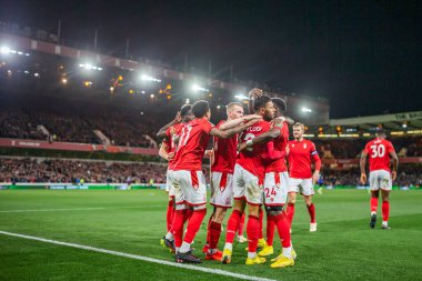 Nottingham Ormanı 'ndan Renan Lodi # 32, 9 Kasım 202' de Nottingham Forest 'a karşı Tottenham Hotspur' da oynanan Carabao Kupası üçüncü tur karşılaşmasında takım arkadaşlarıyla kutlama yapıyor.