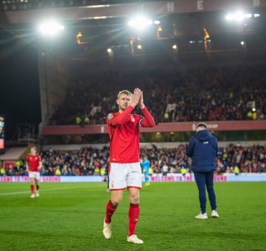 Nottingham Ormanı 'ndan 4 numaralı Joe Worrall, 9 Kasım 202' de Nottingham City Ground, Nottingham 'da oynanan Carabao Kupası üçüncü tur karşılaşmasının ardından taraftarları tam zamanlı olarak alkışlıyor.