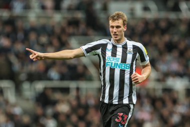 Newcastle United takımının 33 numaralı Dan Burn, 9 Kasım 202 'de St.James' s Park, Newcastle 'da oynanan Carabao Kupası üçüncü tur karşılaşmasında takımına talimat veriyor.