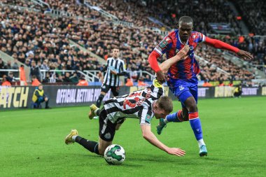 Hakem Graham Scott Newcastle United 'ın 32 numaralı oyuncusu Elliot Anderson' a faul yapıyor. Crystal Palace 'ın 3 numaralı oyuncusu Tyrick Mitchell, Newcastle United ile Newcastle Park, Newcastle' daki üçüncü tur karşılaşmasında onu yere seriyor.