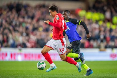 Nottingham Ormanı 'ndan Brennan Johnson # 20 numara, 9 Kasım 202 tarihinde Nottingham City Ground, Nottingham, İngiltere' de oynanan Carabao Kupası 3. tur karşılaşmasında kaleye doğru ilerliyor.