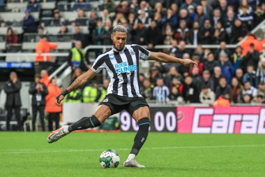 Newcastle United 'tan Joelinton # 7 penaltısını 9 Kasım 202' de, Newcastle, İngiltere 'deki St. James' s Park 'ta oynanan Carabao Cup Üçüncü Raund karşılaşmasında aldı.